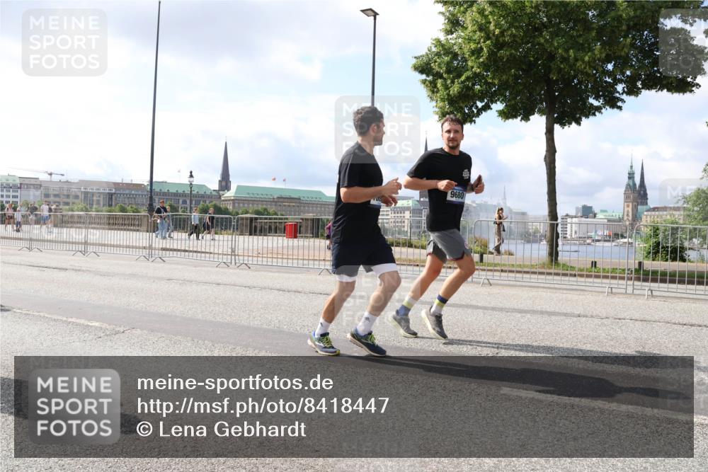 29.06.2025 - hella hamburg halbmarathon Lena Gebhardt http://msf.ph/oto/8418447 29.06.2025 10:05:28 Lombardsbrücke 9680, 1863, 1936, 1981, 2288, 2298, 2424, 2624, 3071, 3413, 3461, 3578, 3929, 4014, 4220, 4782, 5073, 5762, 6059, 6907, 6908, 7302, 7826, 8089, 8999, 9007, 9075, 9165, 9339, 9559, 9680, 9736, 9737, 9738, 9917, 10343, 10694, 10791, 10998, 11784, 11873, 11958, 12557, 13221, 13327, 13717, 14203, 14465, 14642, 16092, 16478, 16546, 16847, 17707, 17731, 17740, 18189, 18616, 18617, 18973, 19034, 19248 meine-sportfotos.de