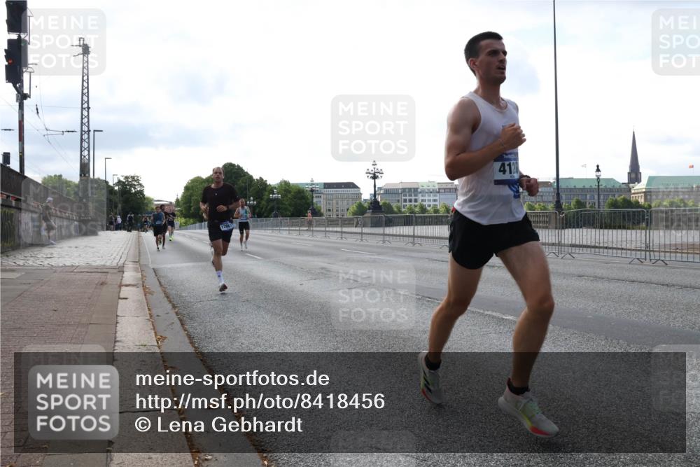 29.06.2025 - hella hamburg halbmarathon Lena Gebhardt http://msf.ph/oto/8418456 29.06.2025 09:41:37 Lombardsbrücke 12067, 4128, 656855, 2459, 2892, 4128, 4571, 7142, 7834, 7963, 9442, 10234, 10780, 11194, 11624, 12067, 12641, 13751, 13780, 14107, 16361, 16484, 17856, 17886, 18897 meine-sportfotos.de