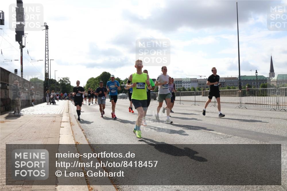 29.06.2025 - hella hamburg halbmarathon Lena Gebhardt http://msf.ph/oto/8418457 29.06.2025 09:51:19 Lombardsbrücke 7962, 1912, 1941, 14201, 1136, 1256, 1441, 1520, 1570, 1677, 1912, 1920, 1941, 1962, 2546, 2579, 2880, 2972, 3056, 3523, 3700, 3947, 4297, 4634, 4759, 4843, 4854, 4888, 4889, 4999, 5026, 5087, 5275, 5375, 5387, 5410, 5506, 6429, 6593, 6639, 6721, 6901, 7105, 7110, 7116, 7284, 7363, 7378, 7635, 7693, 7962, 8091, 8122, 8319, 8574, 8871, 8966, 9262, 9313, 9364, 9371, 9380, 9755, 9833, 9885, 10193, 10415, 10469, 11049, 11417, 11907, 11959, 12153, 14201 meine-sportfotos.de