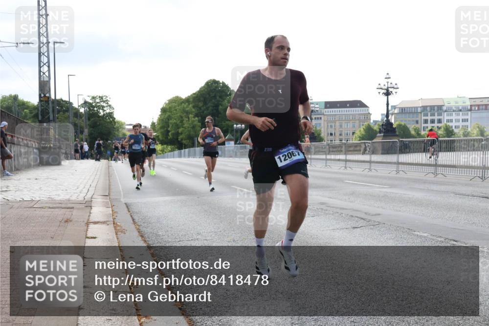 29.06.2025 - hella hamburg halbmarathon Lena Gebhardt http://msf.ph/oto/8418478 29.06.2025 09:41:38 Lombardsbrücke 14107, 13780, 3, 12067, 2459, 2892, 4128, 4571, 7142, 7834, 7963, 9442, 10234, 10780, 11194, 11624, 12067, 12641, 13751, 13780, 14107, 16361, 16484, 17856, 17886, 18897 meine-sportfotos.de