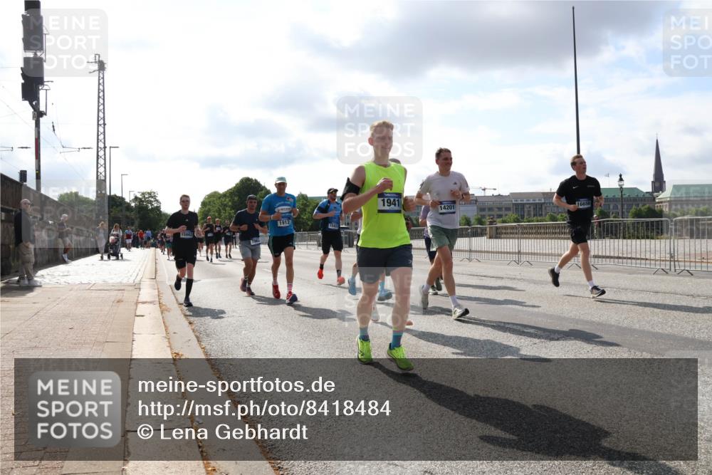 29.06.2025 - hella hamburg halbmarathon Lena Gebhardt http://msf.ph/oto/8418484 29.06.2025 09:51:19 Lombardsbrücke 1912, 15862, 7962, 1941, 14201, 1136, 1256, 1441, 1520, 1570, 1677, 1912, 1920, 1941, 1962, 2546, 2579, 2880, 2972, 3056, 3523, 3700, 3947, 4297, 4634, 4759, 4843, 4854, 4888, 4889, 4999, 5026, 5087, 5275, 5375, 5387, 5410, 5506, 6429, 6593, 6639, 6721, 6901, 7105, 7110, 7116, 7284, 7363, 7378, 7635, 7693, 7962, 8091, 8122, 8319, 8574, 8871, 8966, 9262, 9313, 9364, 9371, 9380, 9755, 9833, 9885, 10193, 10415, 10469, 11049, 11417, 11907, 11959, 12153, 14201 meine-sportfotos.de
