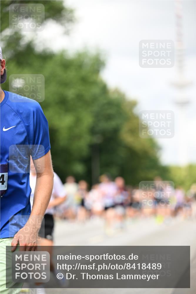29.06.2025 - hella hamburg halbmarathon Dr. Thomas Lammeyer http://msf.ph/oto/8418489 29.06.2025 10:45:47 Kennedybrücke 1314, 1731, 2229, 2805, 3344, 3694, 4412, 4638, 4774, 5086, 5549, 5688, 5928, 6088, 7661, 7821, 8293, 8769, 9009, 9370, 10027, 10407, 11166, 11209, 11371 meine-sportfotos.de