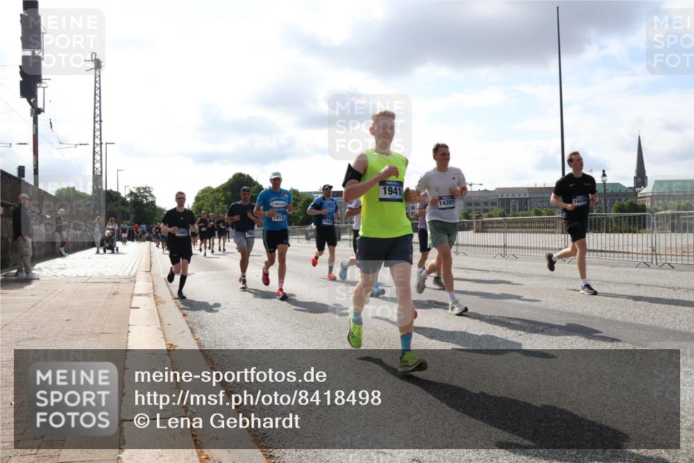 29.06.2025 - hella hamburg halbmarathon Lena Gebhardt http://msf.ph/oto/8418498 29.06.2025 09:51:19 Lombardsbrücke 15862, 7962, 1912, 1941, 14201, 16656, 1136, 1256, 1441, 1520, 1570, 1677, 1912, 1920, 1941, 1962, 2546, 2579, 2880, 2972, 3056, 3523, 3700, 3947, 4297, 4634, 4759, 4843, 4854, 4888, 4889, 4999, 5026, 5087, 5275, 5375, 5387, 5410, 5506, 6429, 6593, 6639, 6721, 6901, 7105, 7110, 7116, 7284, 7363, 7378, 7635, 7693, 7962, 8091, 8122, 8319, 8574, 8871, 8966, 9262, 9313, 9364, 9371, 9380, 9755, 9833, 9885, 10193, 10415, 10469, 11049, 11417, 11907, 11959, 12153, 14201 meine-sportfotos.de