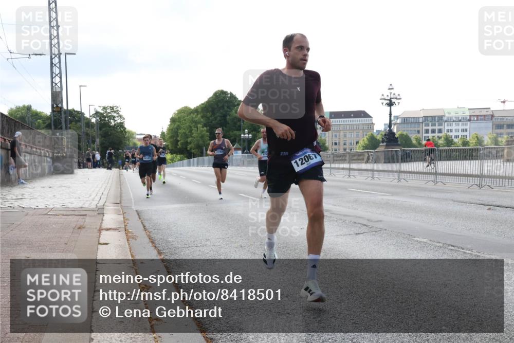 29.06.2025 - hella hamburg halbmarathon Lena Gebhardt http://msf.ph/oto/8418501 29.06.2025 09:41:38 Lombardsbrücke 13780, 14107, 126, 3, 12067, 2459, 2892, 4128, 4571, 7142, 7834, 7963, 9442, 10234, 10780, 11194, 11624, 12067, 12641, 13751, 13780, 14107, 16361, 16484, 17856, 17886, 18897 meine-sportfotos.de
