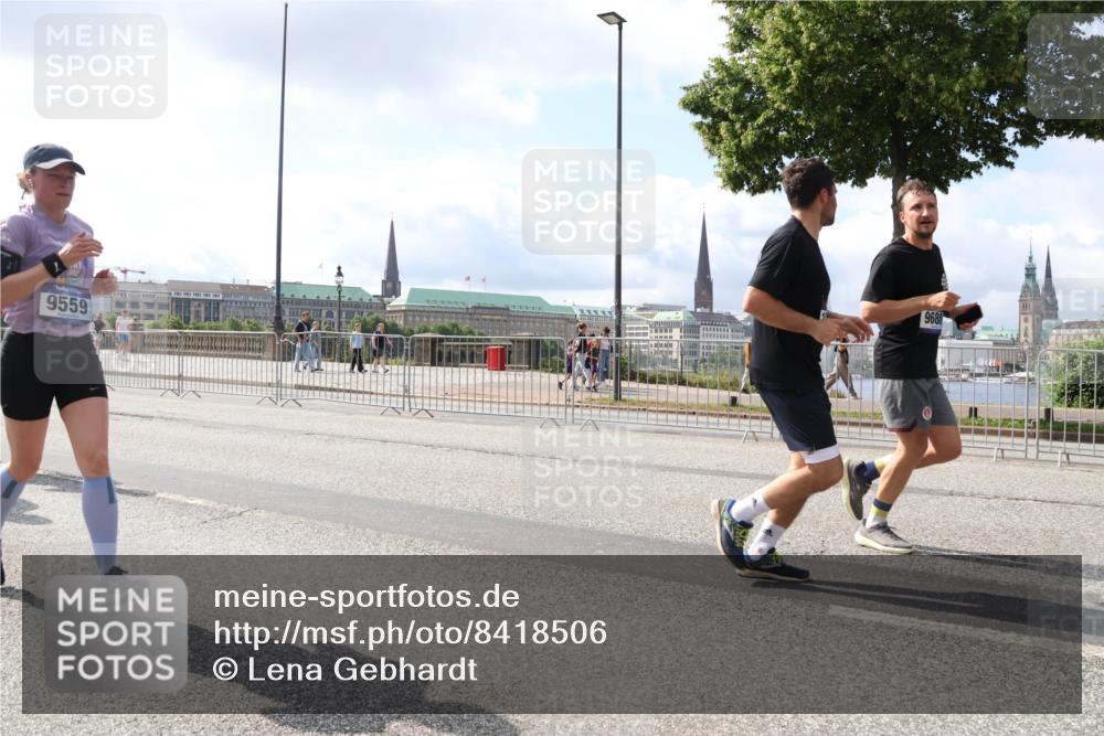 29.06.2025 - hella hamburg halbmarathon Lena Gebhardt http://msf.ph/oto/8418506 29.06.2025 10:05:28 Lombardsbrücke 9559, 968, 1863, 1936, 1981, 2288, 2298, 2424, 2624, 3071, 3413, 3461, 3578, 3929, 4014, 4220, 4782, 5073, 5762, 6059, 6907, 6908, 7302, 7826, 8089, 8999, 9007, 9075, 9165, 9339, 9559, 9680, 9736, 9737, 9738, 9917, 10343, 10694, 10791, 10998, 11784, 11873, 11958, 12557, 13221, 13327, 13717, 14203, 14465, 14642, 16092, 16478, 16546, 16847, 17707, 17731, 17740, 18189, 18616, 18617, 18973, 19034, 19248 meine-sportfotos.de