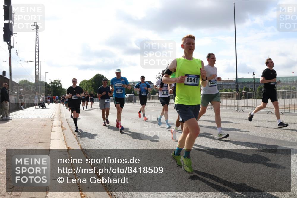 29.06.2025 - hella hamburg halbmarathon Lena Gebhardt http://msf.ph/oto/8418509 29.06.2025 09:51:19 Lombardsbrücke 15862, 796, 1912, 15424, 1136, 1941, 14201, 1136, 1256, 1441, 1520, 1570, 1677, 1912, 1920, 1941, 1962, 2546, 2579, 2880, 2972, 3056, 3523, 3700, 3947, 4297, 4634, 4759, 4843, 4854, 4888, 4889, 4999, 5026, 5087, 5275, 5375, 5387, 5410, 5506, 6429, 6593, 6639, 6721, 6901, 7105, 7110, 7116, 7284, 7363, 7378, 7635, 7693, 7962, 8091, 8122, 8319, 8574, 8871, 8966, 9262, 9313, 9364, 9371, 9380, 9755, 9833, 9885, 10193, 10415, 10469, 11049, 11417, 11907, 11959, 12153, 14201 meine-sportfotos.de
