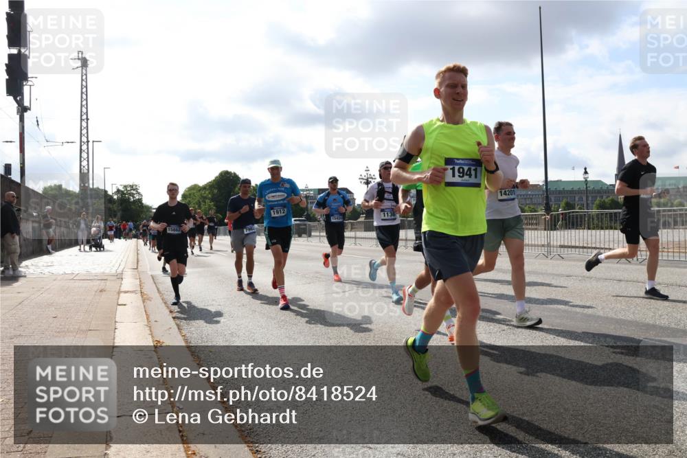 29.06.2025 - hella hamburg halbmarathon Lena Gebhardt http://msf.ph/oto/8418524 29.06.2025 09:51:19 Lombardsbrücke 1912, 15424, 15862, 796, 1136, 1941, 14201, 1136, 1256, 1441, 1520, 1570, 1677, 1912, 1920, 1941, 1962, 2546, 2579, 2880, 2972, 3056, 3523, 3700, 3947, 4297, 4634, 4759, 4843, 4854, 4888, 4889, 4999, 5026, 5087, 5275, 5375, 5387, 5410, 5506, 6429, 6593, 6639, 6721, 6901, 7105, 7110, 7116, 7284, 7363, 7378, 7635, 7693, 7962, 8091, 8122, 8319, 8574, 8871, 8966, 9262, 9313, 9364, 9371, 9380, 9755, 9833, 9885, 10193, 10415, 10469, 11049, 11417, 11907, 11959, 12153, 14201 meine-sportfotos.de