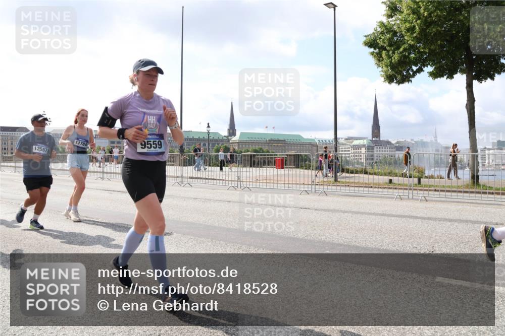 29.06.2025 - hella hamburg halbmarathon Lena Gebhardt http://msf.ph/oto/8418528 29.06.2025 10:05:29 Lombardsbrücke 12557, 11784, 9559, 1863, 1936, 1981, 2288, 2298, 2424, 2471, 2624, 3071, 3413, 3461, 3578, 3929, 4014, 4220, 4782, 5073, 5762, 6059, 6907, 6908, 7826, 8089, 8999, 9007, 9075, 9165, 9339, 9559, 9680, 9736, 9737, 9738, 9917, 10343, 10694, 10791, 10998, 11784, 11873, 11958, 12557, 13221, 13327, 13717, 14203, 14465, 14642, 16092, 16478, 16546, 16847, 17707, 17731, 17740, 18189, 18616, 18617, 18973, 19034, 19248 meine-sportfotos.de