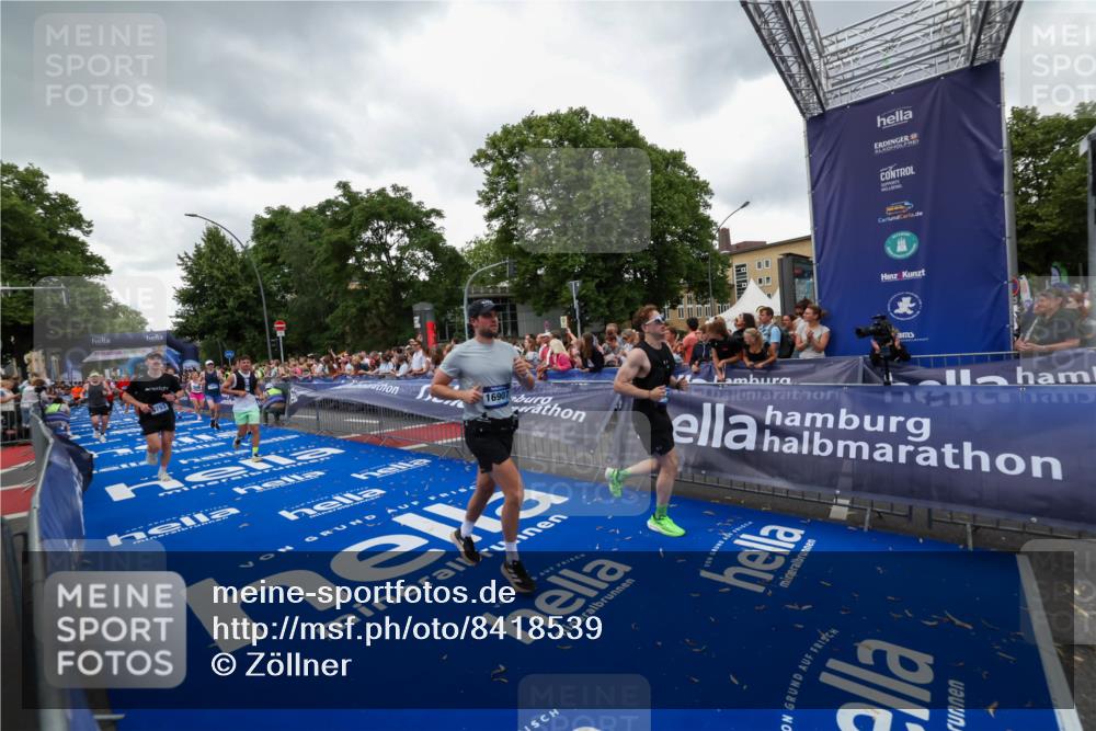 29.06.2025 - hella hamburg halbmarathon Zöllner http://msf.ph/oto/8418539 29.06.2025 10:51:55 Ziel 2396, 2818, 2823, 2880, 4297, 5102, 8710, 8856, 9793, 9959, 12224, 13799, 15427, 15690, 16907, 17815, 17962, 19137 meine-sportfotos.de