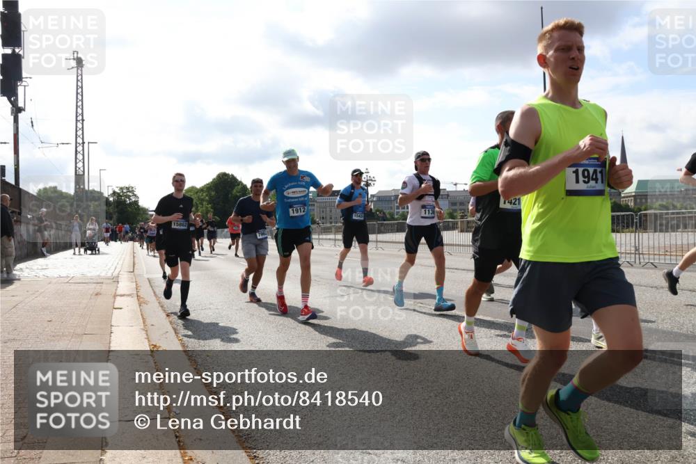 29.06.2025 - hella hamburg halbmarathon Lena Gebhardt http://msf.ph/oto/8418540 29.06.2025 09:51:20 Lombardsbrücke 15862, 7964, 1912, 1136, 1421, 1941, 1136, 1256, 1441, 1520, 1570, 1677, 1912, 1920, 1941, 1962, 2579, 2880, 2972, 3056, 3523, 3700, 3947, 4297, 4634, 4759, 4843, 4854, 4888, 4889, 4999, 5026, 5087, 5275, 5375, 5387, 5410, 6429, 6593, 6639, 6721, 6901, 7105, 7110, 7116, 7284, 7363, 7378, 7635, 7693, 7962, 8091, 8122, 8319, 8574, 8871, 8966, 9262, 9313, 9364, 9371, 9380, 9755, 9833, 9885, 10193, 10415, 10469, 10480, 11049, 11417, 11907, 11959, 12153, 14201 meine-sportfotos.de