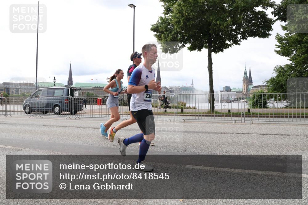 29.06.2025 - hella hamburg halbmarathon Lena Gebhardt http://msf.ph/oto/8418545 29.06.2025 10:27:11 Lombardsbrücke 230, 1530, 1793, 1973, 2045, 2306, 2775, 4358, 4507, 4509, 5494, 5495, 5707, 5825, 6259, 6625, 6637, 7069, 7234, 7314, 7944, 8056, 8281, 9349, 10077, 10465, 11110, 11256, 11740, 11766, 12071, 12500, 13462, 14020, 14021, 15027, 15108, 15641, 15878, 16479, 17049, 17445, 18097, 18516, 18962, 18976, 18978 meine-sportfotos.de