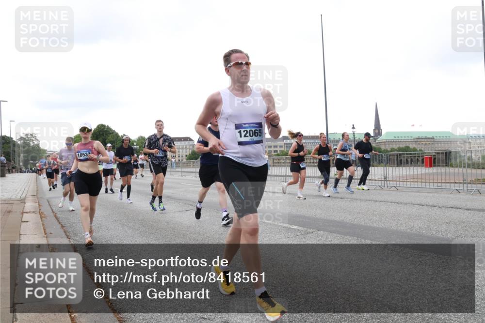 29.06.2025 - hella hamburg halbmarathon Lena Gebhardt http://msf.ph/oto/8418561 29.06.2025 10:52:08 Lombardsbrücke 10532, 375, 12065, 1418, 1978, 3038, 3240, 3645, 3991, 4087, 4273, 4436, 4598, 4606, 4815, 5062, 5262, 5534, 6386, 6403, 6404, 6406, 6456, 6604, 6671, 6947, 6985, 7682, 7690, 7691, 7735, 7812, 8194, 8196, 8250, 8251, 8621, 9220, 9368, 9460, 9590, 9594, 9673, 9730, 9731, 10296, 10342, 10521, 10533, 10634, 10673, 10693, 10830, 10884, 11084, 11101, 11126, 11127, 11375, 11736, 11875, 11899, 11974, 12065, 12546, 12558 meine-sportfotos.de