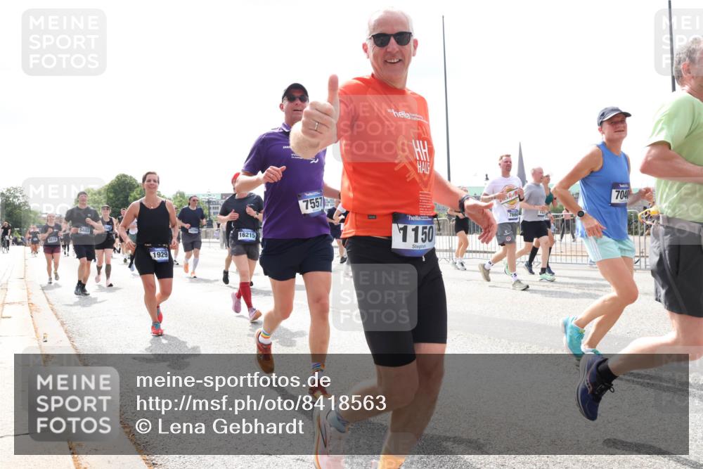 29.06.2025 - hella hamburg halbmarathon Lena Gebhardt http://msf.ph/oto/8418563 29.06.2025 10:42:36 Lombardsbrücke 8816, 5403, 1929, 14769, 16215, 7557, 1150, 766, 7040, 1150, 1360, 1624, 1656, 1929, 1957, 1964, 1994, 2069, 2134, 2401, 2509, 2538, 2580, 2940, 2941, 3283, 3378, 3605, 3874, 4092, 4105, 4334, 4353, 4385, 4778, 4885, 4891, 4892, 5403, 5417, 5419, 5810, 6120, 6764, 6828, 6917, 7040, 7260, 7357, 7513, 7557, 7666, 8014, 8161, 8459, 8525, 8526, 8529, 8712, 8816, 9370, 9980, 10008, 10454, 10532, 10697, 11142, 11710, 12151, 12441, 13241 meine-sportfotos.de