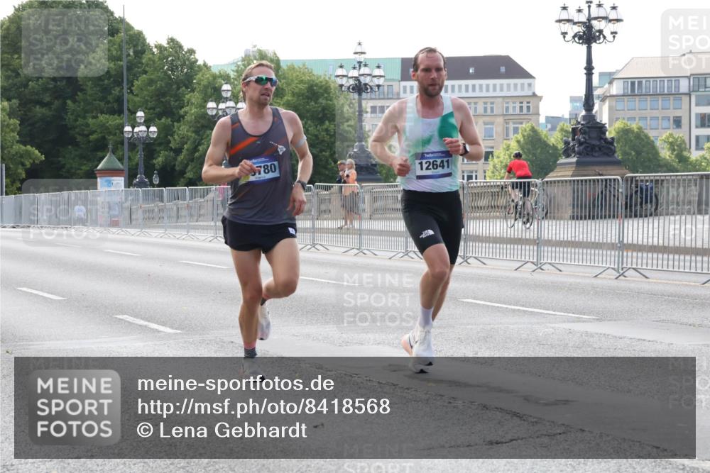 29.06.2025 - hella hamburg halbmarathon Lena Gebhardt http://msf.ph/oto/8418568 29.06.2025 09:41:39 Lombardsbrücke 780, 12641, 1241, 2459, 2892, 4128, 4571, 7142, 7834, 7963, 9442, 10234, 10780, 11194, 11624, 12067, 12641, 13440, 13751, 13780, 14107, 16169, 16361, 16484, 17856, 17886, 18897 meine-sportfotos.de