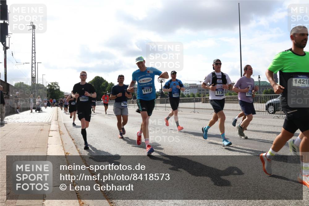 29.06.2025 - hella hamburg halbmarathon Lena Gebhardt http://msf.ph/oto/8418573 29.06.2025 09:51:20 Lombardsbrücke 15862, 1912, 15424, 1136, 1749, 14210, 1136, 1256, 1441, 1520, 1570, 1677, 1912, 1920, 1941, 1962, 2579, 2880, 2972, 3056, 3523, 3700, 3947, 4297, 4634, 4759, 4843, 4854, 4888, 4889, 4999, 5026, 5087, 5275, 5375, 5387, 5410, 6429, 6593, 6639, 6721, 6901, 7105, 7110, 7116, 7284, 7363, 7378, 7635, 7693, 7962, 8091, 8122, 8319, 8574, 8871, 8966, 9262, 9313, 9364, 9371, 9380, 9755, 9833, 9885, 10193, 10415, 10469, 10480, 11049, 11417, 11907, 11959, 12153, 14201 meine-sportfotos.de