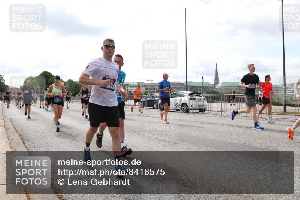 29.06.2025 - hella hamburg halbmarathon Lena Gebhardt http://msf.ph/oto/8418575 29.06.2025 10:18:06 Lombardsbrücke 496, 8248, 5614, 1015, 1159, 1160, 1268, 1274, 1325, 1458, 1554, 1622, 1641, 1749, 1795, 1982, 2087, 2094, 2147, 2335, 2548, 2634, 2931, 3125, 3138, 3292, 3321, 3482, 3977, 4710, 4738, 4804, 5002, 5004, 5290, 5611, 5733, 5909, 6270, 7094, 7258, 7413, 7641, 7649, 7838, 7882, 7883, 8067, 8128, 8144, 8248, 8607, 8799, 9222, 9400, 9539, 9717, 9734, 9798, 9834, 9844, 9964, 10174, 10332, 10509, 10659, 10908, 12498, 13341 meine-sportfotos.de