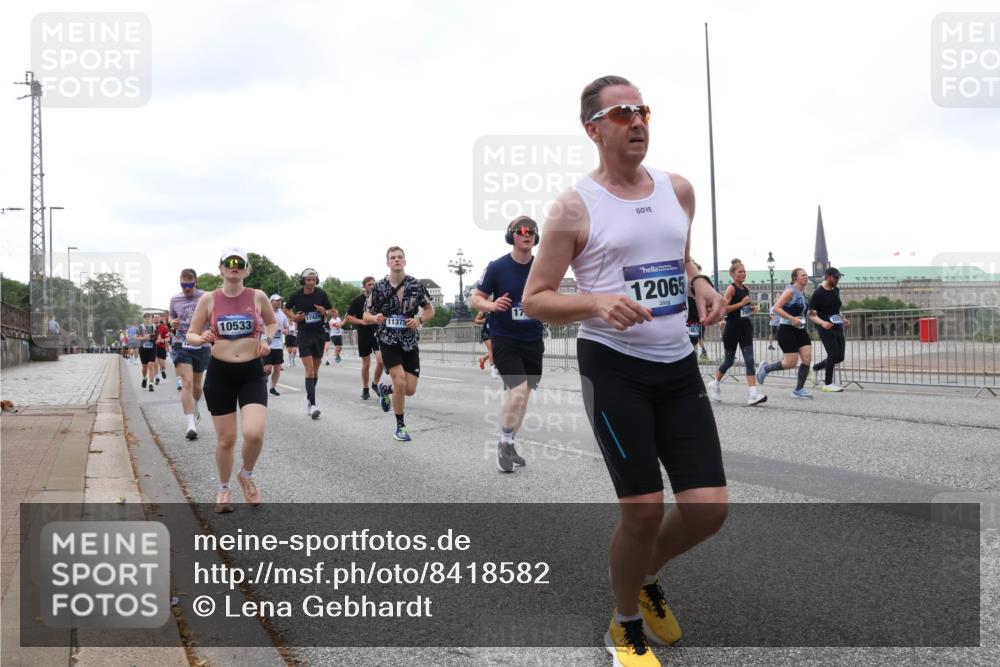 29.06.2025 - hella hamburg halbmarathon Lena Gebhardt http://msf.ph/oto/8418582 29.06.2025 10:52:09 Lombardsbrücke 17, 10533, 11375, 12065, 1418, 1978, 3038, 3240, 3645, 3991, 4087, 4273, 4436, 4598, 4606, 4815, 5062, 5262, 5534, 6386, 6403, 6404, 6406, 6456, 6604, 6671, 6947, 6985, 7682, 7690, 7691, 7735, 7812, 8194, 8196, 8250, 8251, 8621, 9220, 9368, 9460, 9590, 9594, 9673, 9730, 9731, 10296, 10342, 10521, 10533, 10634, 10673, 10693, 10830, 10884, 11084, 11101, 11126, 11127, 11297, 11375, 11736, 11875, 11899, 11974, 12065, 12546, 12558 meine-sportfotos.de