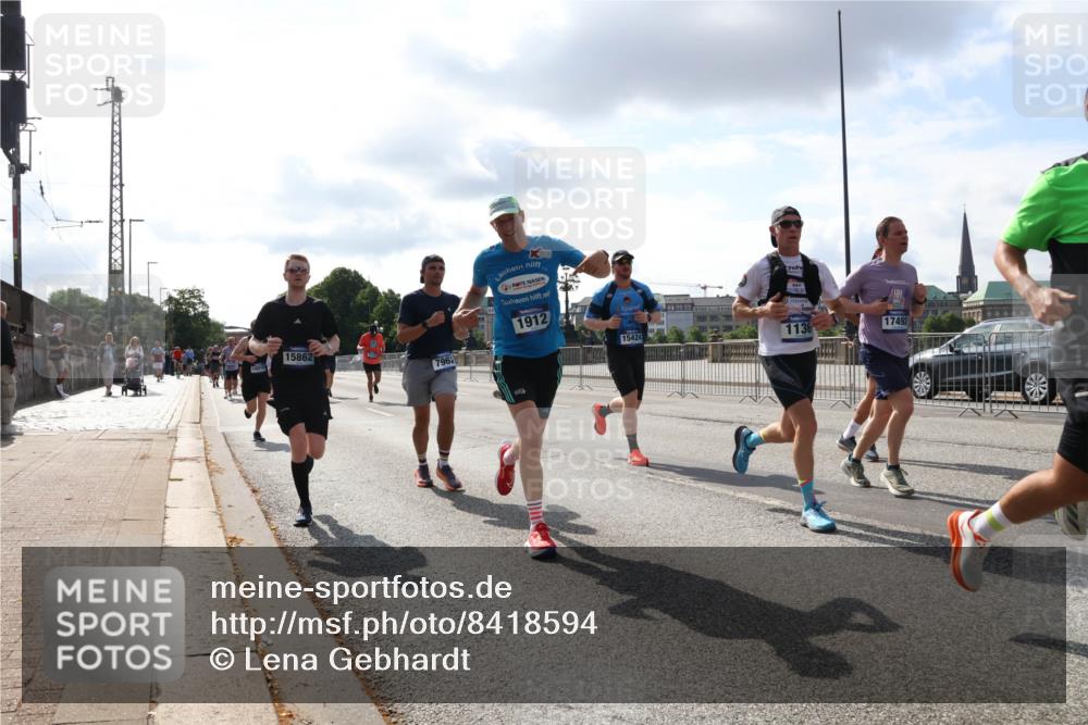 29.06.2025 - hella hamburg halbmarathon Lena Gebhardt http://msf.ph/oto/8418594 29.06.2025 09:51:20 Lombardsbrücke 15862, 16970, 796, 1912, 15424, 1136, 17492, 1136, 1256, 1441, 1520, 1570, 1677, 1912, 1920, 1941, 1962, 2579, 2880, 2972, 3056, 3523, 3700, 3947, 4297, 4634, 4759, 4843, 4854, 4888, 4889, 4999, 5026, 5087, 5275, 5375, 5387, 5410, 6429, 6593, 6639, 6721, 6901, 7105, 7110, 7116, 7284, 7363, 7378, 7635, 7693, 7962, 8091, 8122, 8319, 8574, 8871, 8966, 9262, 9313, 9364, 9371, 9380, 9755, 9833, 9885, 10193, 10415, 10469, 10480, 11049, 11417, 11907, 11959, 12153, 14201 meine-sportfotos.de