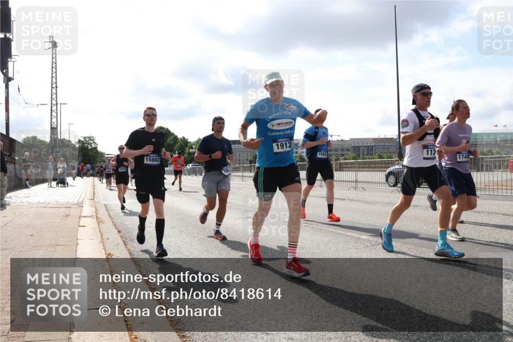 29.06.2025 - hella hamburg halbmarathon Lena Gebhardt http://msf.ph/oto/8418614 29.06.2025 09:51:20 Lombardsbrücke 18970, 15862, 1912, 15424, 113, 17492, 1136, 1256, 1441, 1520, 1570, 1677, 1912, 1920, 1941, 1962, 2579, 2880, 2972, 3056, 3523, 3700, 3947, 4297, 4634, 4759, 4843, 4854, 4888, 4889, 4999, 5026, 5087, 5275, 5375, 5387, 5410, 6429, 6593, 6639, 6721, 6901, 7105, 7110, 7116, 7284, 7363, 7378, 7635, 7693, 7962, 8091, 8122, 8319, 8574, 8871, 8966, 9262, 9313, 9364, 9371, 9380, 9755, 9833, 9885, 10193, 10415, 10469, 10480, 11049, 11417, 11907, 11959, 12153, 14201 meine-sportfotos.de
