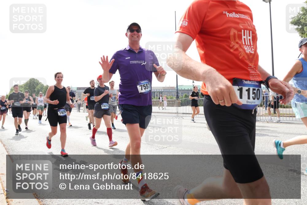 29.06.2025 - hella hamburg halbmarathon Lena Gebhardt http://msf.ph/oto/8418625 29.06.2025 10:42:36 Lombardsbrücke 8816, 5403, 1929, 16215, 30, 8526, 7557, 1150, 1150, 1360, 1624, 1656, 1929, 1957, 1964, 1994, 2069, 2134, 2401, 2509, 2538, 2580, 2940, 2941, 3283, 3378, 3605, 3874, 4092, 4105, 4334, 4353, 4385, 4778, 4885, 4891, 4892, 5403, 5417, 5419, 5810, 6120, 6764, 6828, 6917, 7040, 7260, 7357, 7513, 7557, 7666, 8014, 8161, 8459, 8525, 8526, 8529, 8712, 8816, 9370, 9980, 10008, 10454, 10532, 10697, 11142, 11710, 12151, 12441, 13241 meine-sportfotos.de