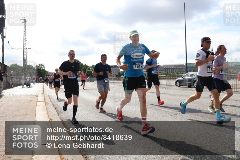 29.06.2025 - hella hamburg halbmarathon Lena Gebhardt http://msf.ph/oto/8418639 29.06.2025 09:51:20 Lombardsbrücke 18970, 15862, 1912, 15424, 113, 1749, 1136, 1256, 1441, 1520, 1570, 1677, 1912, 1920, 1941, 1962, 2579, 2880, 2972, 3056, 3523, 3700, 3947, 4297, 4634, 4759, 4843, 4854, 4888, 4889, 4999, 5026, 5087, 5275, 5375, 5387, 5410, 6429, 6593, 6639, 6721, 6901, 7105, 7110, 7116, 7284, 7363, 7378, 7635, 7693, 7962, 8091, 8122, 8319, 8574, 8871, 8966, 9262, 9313, 9364, 9371, 9380, 9755, 9833, 9885, 10193, 10415, 10469, 10480, 11049, 11417, 11907, 11959, 12153, 14201 meine-sportfotos.de