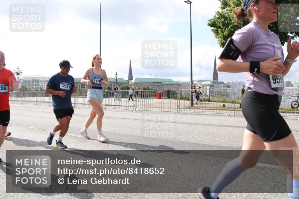 29.06.2025 - hella hamburg halbmarathon Lena Gebhardt http://msf.ph/oto/8418652 29.06.2025 10:05:29 Lombardsbrücke 288, 12557, 11784, 955, 1863, 1936, 1981, 2288, 2298, 2424, 2471, 2624, 3071, 3413, 3461, 3578, 3929, 4014, 4220, 4782, 5073, 5762, 6059, 6907, 6908, 7826, 8089, 8999, 9007, 9075, 9165, 9339, 9559, 9680, 9736, 9737, 9738, 9917, 10343, 10694, 10791, 10998, 11784, 11873, 11958, 12557, 13221, 13327, 13717, 14203, 14465, 14642, 16092, 16478, 16546, 16847, 17707, 17731, 17740, 18189, 18616, 18617, 18973, 19034, 19248 meine-sportfotos.de