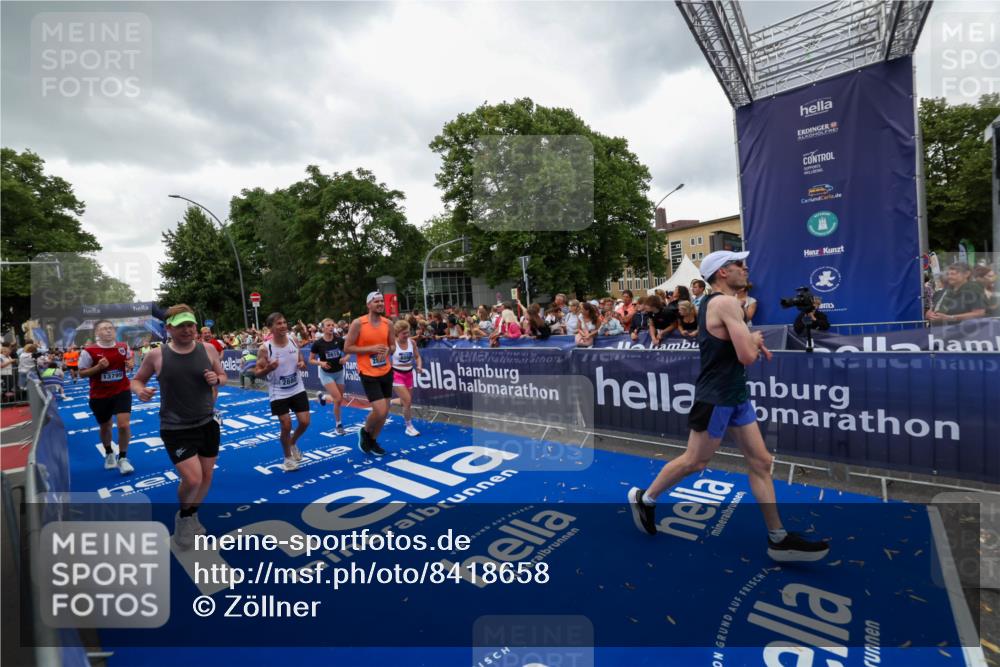 29.06.2025 - hella hamburg halbmarathon Zöllner http://msf.ph/oto/8418658 29.06.2025 10:51:59 Ziel 2818, 2823, 2880, 4033, 4297, 5102, 6390, 7130, 7409, 7724, 8413, 8856, 8977, 9959, 10057, 13799, 15690, 17815, 17962, 17978, 18869, 19137 meine-sportfotos.de