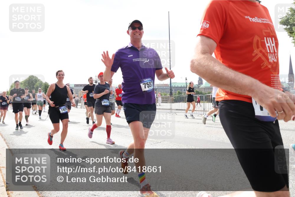 29.06.2025 - hella hamburg halbmarathon Lena Gebhardt http://msf.ph/oto/8418661 29.06.2025 10:42:36 Lombardsbrücke 5403, 8816, 1929, 852, 16215, 7557, 1150, 1360, 1624, 1656, 1929, 1957, 1964, 1994, 2069, 2134, 2401, 2509, 2538, 2580, 2940, 2941, 3283, 3378, 3605, 3874, 4092, 4105, 4334, 4353, 4385, 4778, 4885, 4891, 4892, 5403, 5417, 5419, 5810, 6120, 6764, 6828, 6917, 7040, 7260, 7357, 7513, 7557, 7666, 8014, 8161, 8459, 8525, 8526, 8529, 8712, 8816, 9370, 9980, 10008, 10454, 10532, 10697, 11142, 11710, 12151, 12441, 13241 meine-sportfotos.de