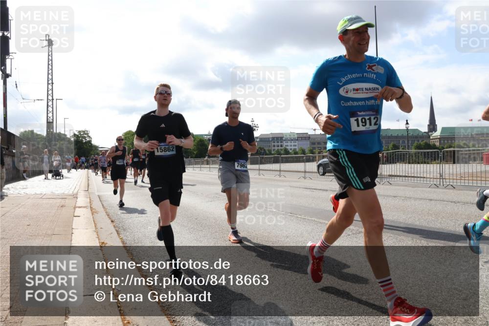 29.06.2025 - hella hamburg halbmarathon Lena Gebhardt http://msf.ph/oto/8418663 29.06.2025 09:51:21 Lombardsbrücke 18970, 15862, 7962, 1912, 55, 1136, 1256, 1441, 1520, 1570, 1677, 1912, 1920, 1941, 1962, 2579, 2880, 2972, 3523, 3700, 3947, 4297, 4634, 4759, 4843, 4854, 4888, 4889, 4999, 5087, 5275, 5375, 5387, 5410, 6429, 6593, 6639, 6721, 6901, 7105, 7110, 7116, 7284, 7363, 7378, 7635, 7693, 7962, 8091, 8122, 8319, 8574, 8871, 8966, 9262, 9313, 9364, 9371, 9380, 9755, 9833, 9885, 10193, 10415, 10469, 10480, 11049, 11417, 11907, 11959, 12153, 14201 meine-sportfotos.de