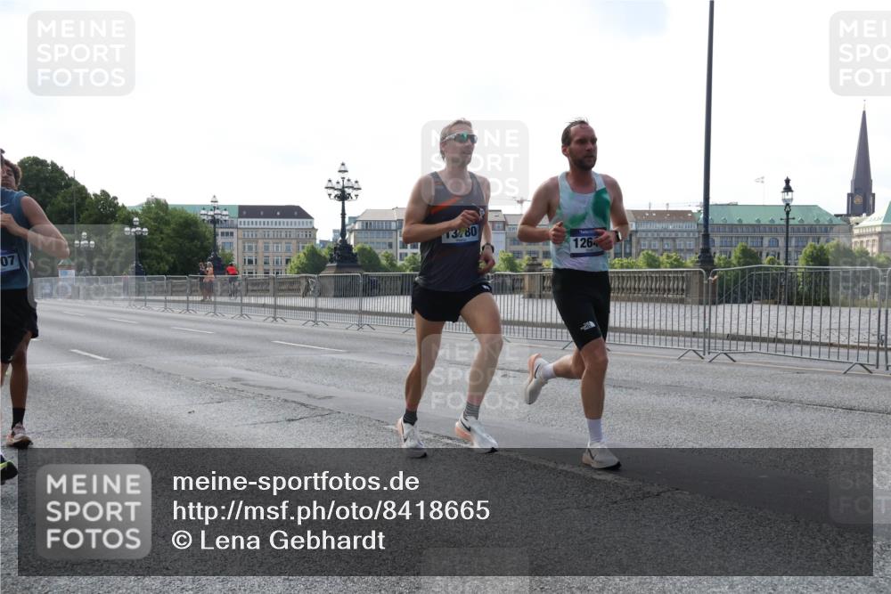 29.06.2025 - hella hamburg halbmarathon Lena Gebhardt http://msf.ph/oto/8418665 29.06.2025 09:41:41 Lombardsbrücke 07, 13, 80, 126, 1241, 2459, 2892, 4128, 4571, 7142, 7963, 9442, 10234, 10780, 11194, 11624, 12067, 12641, 13440, 13751, 13780, 14107, 16169, 16361, 16484, 17856, 17886, 18897 meine-sportfotos.de