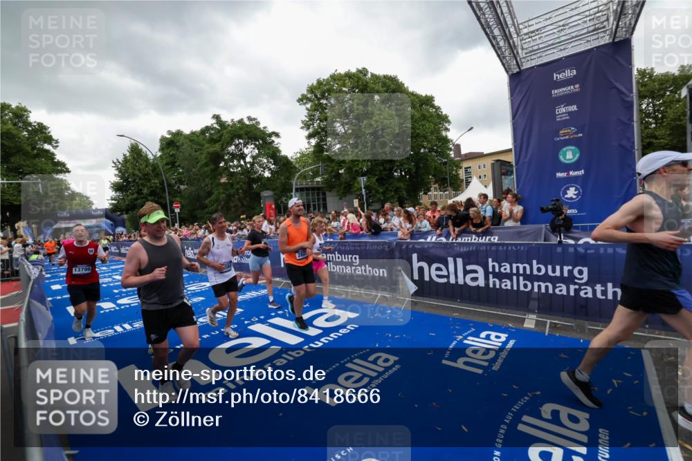 29.06.2025 - hella hamburg halbmarathon Zöllner http://msf.ph/oto/8418666 29.06.2025 10:52:00 Ziel 2818, 2823, 2880, 4033, 4297, 5102, 5336, 6390, 7130, 7409, 7724, 8413, 8856, 8977, 10057, 13799, 15356, 15690, 17815, 17962, 17978, 18869 meine-sportfotos.de