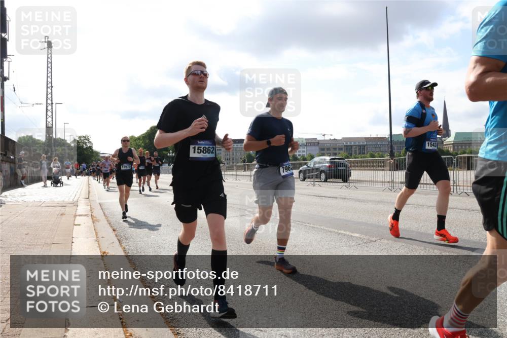29.06.2025 - hella hamburg halbmarathon Lena Gebhardt http://msf.ph/oto/8418711 29.06.2025 09:51:21 Lombardsbrücke 18970, 15862, 796, 1542, 1136, 1256, 1441, 1520, 1570, 1677, 1912, 1920, 1941, 1962, 2579, 2880, 2972, 3523, 3700, 3947, 4297, 4634, 4759, 4843, 4854, 4888, 4889, 4999, 5087, 5275, 5375, 5387, 5410, 6429, 6593, 6639, 6721, 6901, 7105, 7110, 7116, 7284, 7363, 7378, 7635, 7693, 7962, 8091, 8122, 8319, 8574, 8871, 8966, 9262, 9313, 9364, 9371, 9380, 9755, 9833, 9885, 10193, 10415, 10469, 10480, 11049, 11417, 11907, 11959, 12153, 14201 meine-sportfotos.de