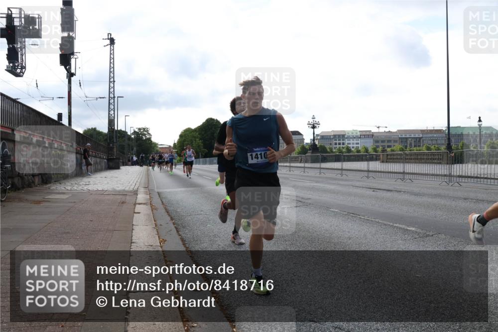 29.06.2025 - hella hamburg halbmarathon Lena Gebhardt http://msf.ph/oto/8418716 29.06.2025 09:41:42 Lombardsbrücke 1410, 1241, 2459, 2892, 4128, 4571, 6559, 7142, 7862, 7963, 9442, 10234, 10780, 11194, 11624, 12067, 12641, 13440, 13751, 13780, 14107, 16169, 16361, 16484, 17856, 17886, 18124, 18897 meine-sportfotos.de