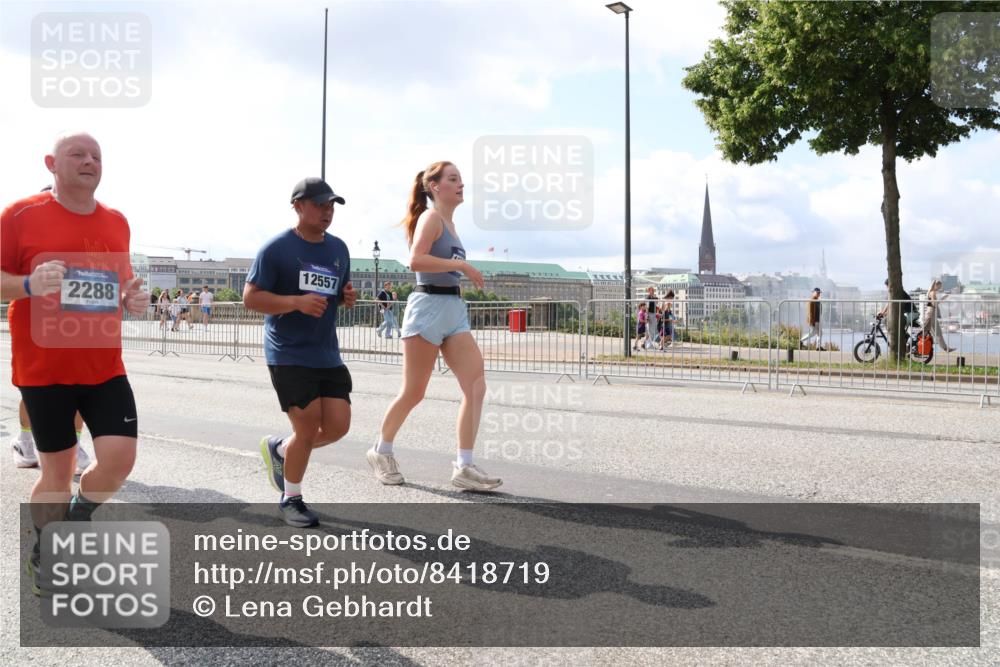 29.06.2025 - hella hamburg halbmarathon Lena Gebhardt http://msf.ph/oto/8418719 29.06.2025 10:05:30 Lombardsbrücke 2288, 12557, 1863, 1936, 1981, 2288, 2298, 2424, 2471, 2624, 3071, 3413, 3461, 3578, 3929, 4014, 4220, 4782, 5073, 5762, 6059, 6907, 6908, 7826, 8089, 8999, 9007, 9075, 9165, 9339, 9559, 9680, 9736, 9737, 9738, 9917, 10343, 10694, 10791, 10998, 11784, 11873, 11958, 12557, 13221, 13327, 13717, 14203, 14465, 14642, 16092, 16478, 16546, 16847, 17707, 17731, 17740, 18189, 18616, 18617, 18973, 19034, 19248 meine-sportfotos.de