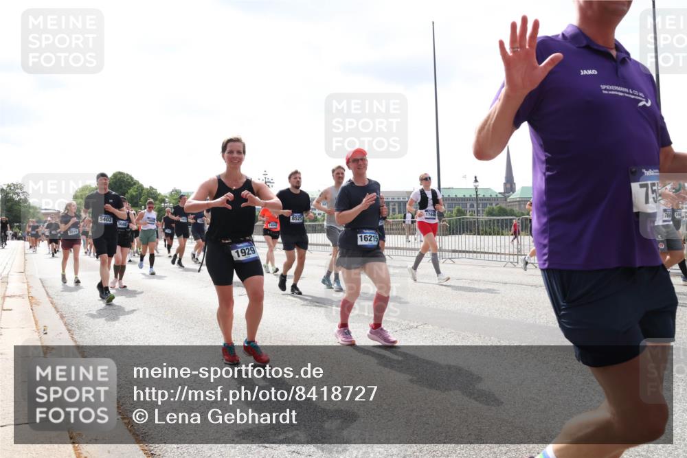 29.06.2025 - hella hamburg halbmarathon Lena Gebhardt http://msf.ph/oto/8418727 29.06.2025 10:42:37 Lombardsbrücke 8816, 5403, 3605, 1929, 14042, 8525, 16215, 17446, 75, 1150, 1360, 1624, 1656, 1929, 1957, 1964, 1994, 2069, 2134, 2401, 2509, 2538, 2580, 2940, 2941, 3283, 3378, 3605, 3874, 4092, 4105, 4334, 4353, 4385, 4778, 4885, 4891, 4892, 5403, 5417, 5419, 5810, 6120, 6764, 6828, 6917, 7040, 7260, 7357, 7513, 7557, 7666, 8014, 8161, 8459, 8525, 8526, 8529, 8712, 8816, 9370, 9980, 10008, 10454, 10532, 10697, 11142, 11710, 12151, 12441, 13241 meine-sportfotos.de