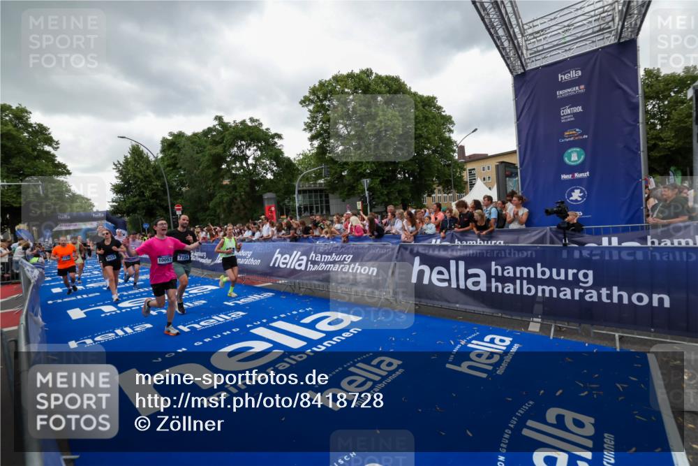 29.06.2025 - hella hamburg halbmarathon Zöllner http://msf.ph/oto/8418728 29.06.2025 10:52:04 Ziel 4033, 5336, 6390, 7130, 7409, 7724, 8413, 8977, 10057, 15356, 15506, 16179, 17978, 18869 meine-sportfotos.de