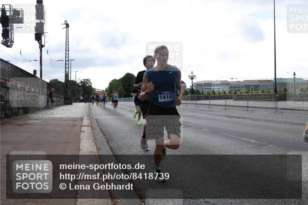 29.06.2025 - hella hamburg halbmarathon Lena Gebhardt http://msf.ph/oto/8418739 29.06.2025 09:41:42 Lombardsbrücke 14107, 1241, 2459, 2892, 4128, 4571, 6559, 7142, 7862, 7963, 9442, 10234, 10780, 11194, 11624, 12067, 12641, 13440, 13751, 13780, 14107, 16169, 16361, 16484, 17856, 17886, 18124, 18897 meine-sportfotos.de