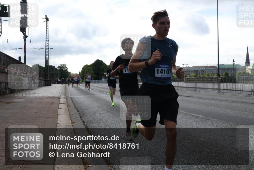 29.06.2025 - hella hamburg halbmarathon Lena Gebhardt http://msf.ph/oto/8418761 29.06.2025 09:41:42 Lombardsbrücke 13757, 14107, 1241, 2459, 2892, 4128, 4571, 6559, 7142, 7862, 7963, 9442, 10234, 10780, 11194, 11624, 12067, 12641, 13440, 13751, 13780, 14107, 16169, 16361, 16484, 17856, 17886, 18124, 18897 meine-sportfotos.de
