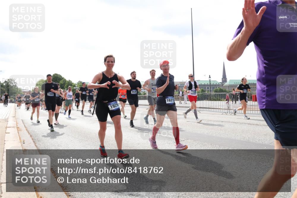 29.06.2025 - hella hamburg halbmarathon Lena Gebhardt http://msf.ph/oto/8418762 29.06.2025 10:42:37 Lombardsbrücke 8816, 5403, 1605, 1929, 14042, 8525, 16215, 17446, 1150, 1360, 1624, 1656, 1929, 1957, 1964, 1994, 2069, 2134, 2401, 2509, 2538, 2580, 2940, 2941, 3283, 3378, 3605, 3874, 4092, 4105, 4334, 4353, 4385, 4778, 4885, 4891, 4892, 5403, 5417, 5419, 5810, 6120, 6764, 6828, 6917, 7040, 7260, 7357, 7513, 7557, 7666, 8014, 8161, 8459, 8525, 8526, 8529, 8712, 8816, 9370, 9980, 10008, 10454, 10532, 10697, 11142, 11710, 12151, 12441, 13241 meine-sportfotos.de