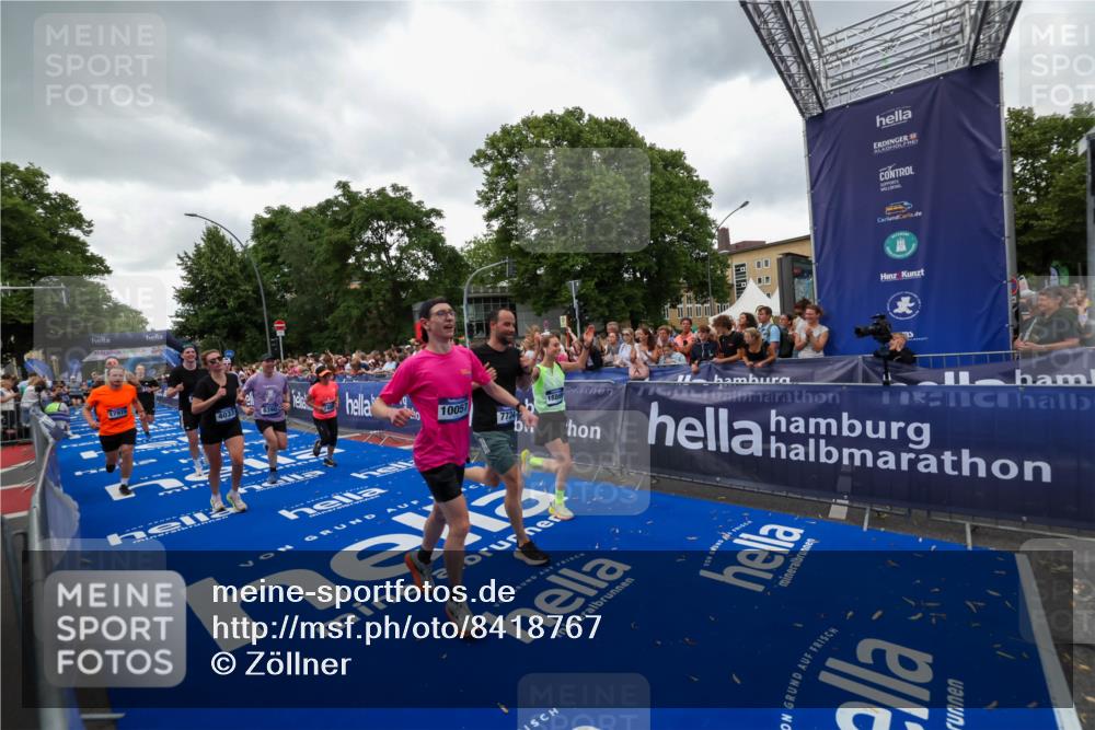 29.06.2025 - hella hamburg halbmarathon Zöllner http://msf.ph/oto/8418767 29.06.2025 10:52:05 Ziel 4033, 5336, 6390, 7130, 7409, 7724, 7732, 8413, 8977, 10057, 15356, 15506, 15829, 16179, 16666, 17978, 18869 meine-sportfotos.de