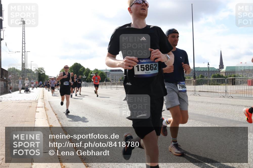 29.06.2025 - hella hamburg halbmarathon Lena Gebhardt http://msf.ph/oto/8418780 29.06.2025 09:51:21 Lombardsbrücke 18970, 15862, 796, 1136, 1256, 1441, 1520, 1570, 1677, 1912, 1920, 1941, 1962, 2579, 2880, 2972, 3523, 3700, 3947, 4297, 4634, 4759, 4843, 4854, 4888, 4889, 4999, 5087, 5275, 5375, 5387, 5410, 6429, 6593, 6639, 6721, 6901, 7105, 7110, 7116, 7284, 7363, 7378, 7635, 7693, 7962, 8091, 8122, 8319, 8574, 8871, 8966, 9262, 9313, 9364, 9371, 9380, 9755, 9833, 9885, 10193, 10415, 10469, 10480, 11049, 11417, 11907, 11959, 12153, 14201 meine-sportfotos.de