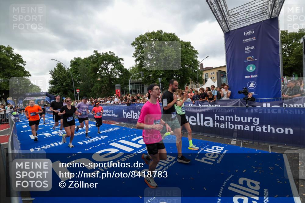 29.06.2025 - hella hamburg halbmarathon Zöllner http://msf.ph/oto/8418783 29.06.2025 10:52:05 Ziel 4033, 5336, 6390, 7130, 7409, 7724, 7732, 8413, 8977, 10057, 15356, 15506, 15829, 16179, 16666, 17978, 18869 meine-sportfotos.de