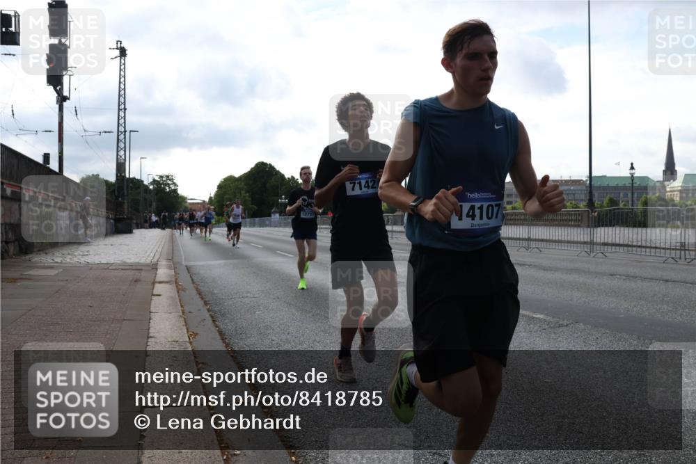 29.06.2025 - hella hamburg halbmarathon Lena Gebhardt http://msf.ph/oto/8418785 29.06.2025 09:41:42 Lombardsbrücke 13751, 7142, 14107, 1241, 2459, 2892, 4128, 4571, 6559, 7142, 7862, 7963, 9442, 10234, 10780, 11194, 11624, 12067, 12641, 13440, 13751, 13780, 14107, 16169, 16361, 16484, 17856, 17886, 18124, 18897 meine-sportfotos.de