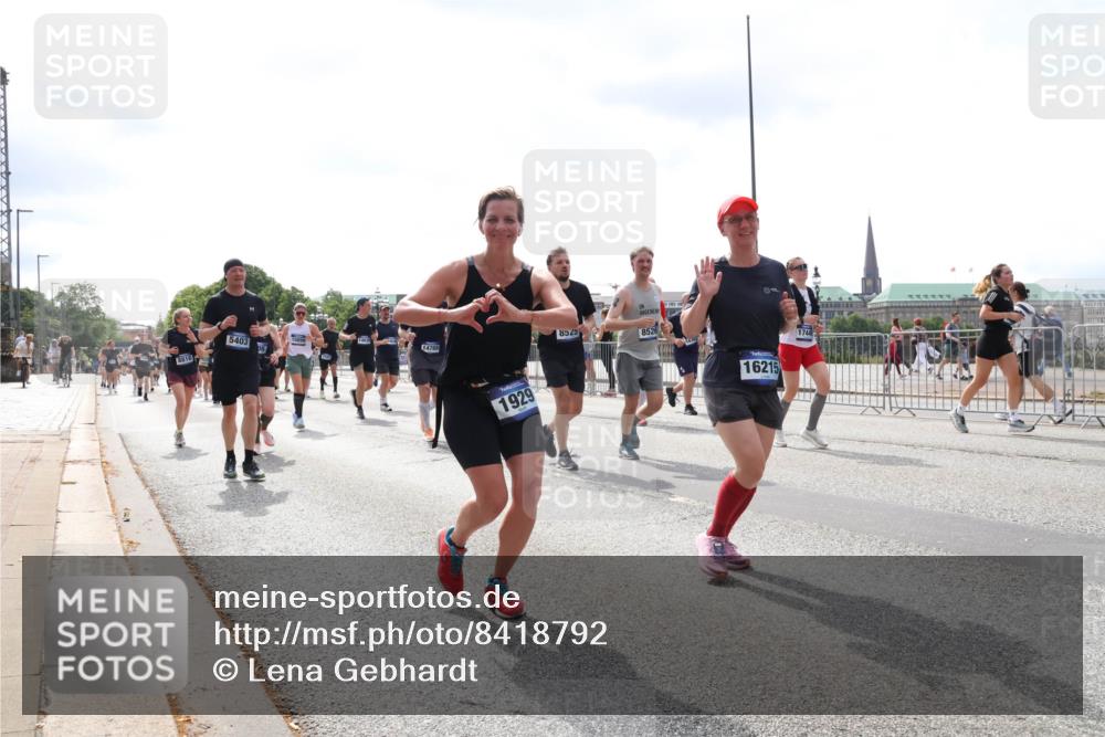 29.06.2025 - hella hamburg halbmarathon Lena Gebhardt http://msf.ph/oto/8418792 29.06.2025 10:42:37 Lombardsbrücke 8816, 5403, 14769, 1929, 8525, 8526, 16215, 1744, 1150, 1360, 1624, 1656, 1929, 1957, 1964, 1994, 2069, 2134, 2401, 2509, 2538, 2580, 2940, 2941, 3283, 3378, 3605, 3874, 4092, 4105, 4334, 4353, 4385, 4778, 4885, 4891, 4892, 5403, 5417, 5419, 5810, 6120, 6764, 6828, 6917, 7040, 7260, 7357, 7513, 7557, 7666, 8014, 8161, 8459, 8525, 8526, 8529, 8712, 8816, 9370, 9980, 10008, 10454, 10532, 10697, 11142, 11710, 12151, 12441, 13241 meine-sportfotos.de