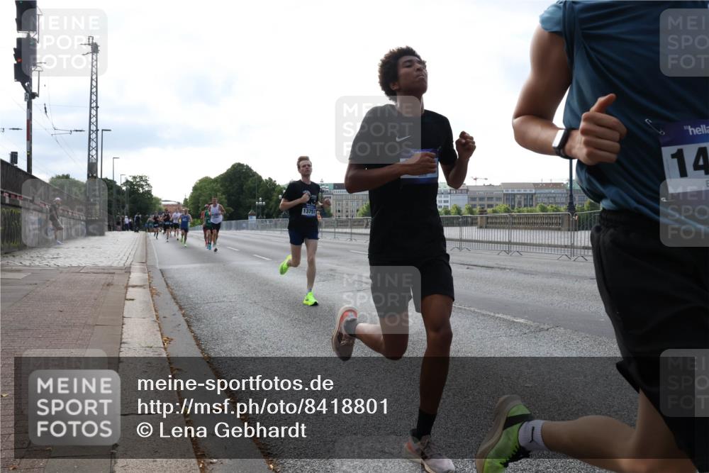 29.06.2025 - hella hamburg halbmarathon Lena Gebhardt http://msf.ph/oto/8418801 29.06.2025 09:41:42 Lombardsbrücke 13751, 14, 1241, 2459, 2892, 4128, 4571, 6559, 7142, 7862, 7963, 9442, 10234, 10780, 11194, 11624, 12067, 12641, 13440, 13751, 13780, 14107, 16169, 16361, 16484, 17856, 17886, 18124, 18897 meine-sportfotos.de