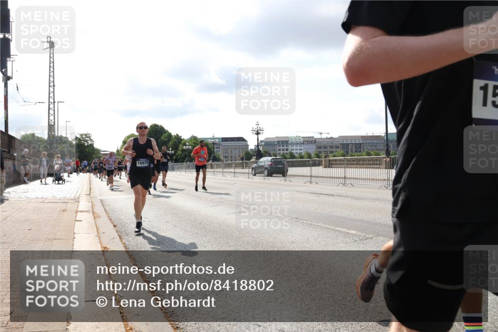 29.06.2025 - hella hamburg halbmarathon Lena Gebhardt http://msf.ph/oto/8418802 29.06.2025 09:51:22 Lombardsbrücke 18970, 15, 1136, 1256, 1441, 1520, 1570, 1677, 1912, 1920, 1941, 1962, 2579, 2880, 2972, 3523, 3700, 3947, 4297, 4634, 4759, 4843, 4854, 4888, 4889, 4999, 5087, 5275, 5375, 5387, 5410, 6429, 6593, 6639, 6721, 6901, 7105, 7116, 7284, 7363, 7378, 7635, 7693, 7962, 8091, 8122, 8319, 8871, 8966, 9114, 9262, 9313, 9364, 9371, 9380, 9755, 9833, 9885, 10193, 10415, 10469, 10480, 10669, 11049, 11417, 11907, 11959, 12153, 14201 meine-sportfotos.de