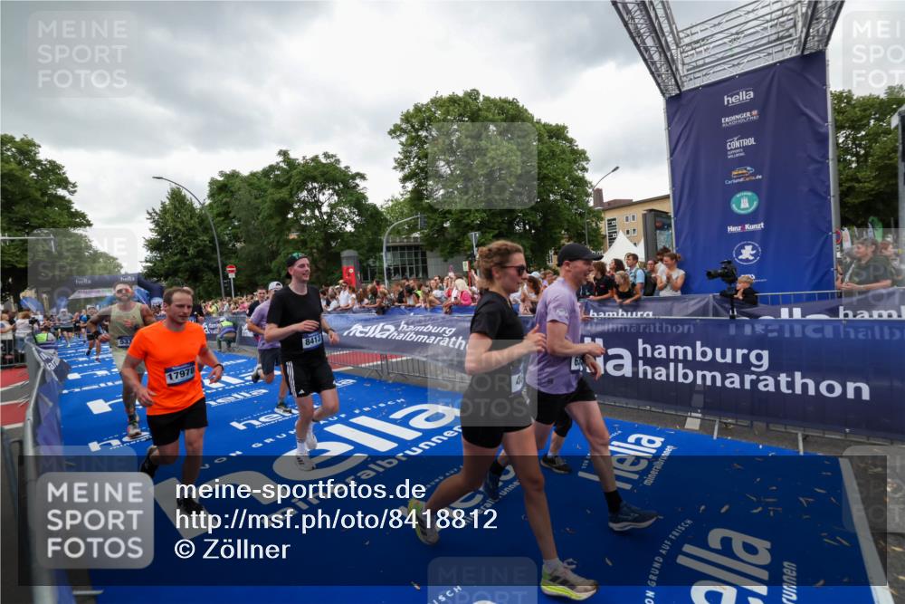29.06.2025 - hella hamburg halbmarathon Zöllner http://msf.ph/oto/8418812 29.06.2025 10:52:06 Ziel 2595, 4033, 5336, 5378, 6390, 7130, 7409, 7724, 7732, 8413, 8977, 10057, 12580, 15356, 15506, 15829, 16179, 16666, 17978, 18869 meine-sportfotos.de