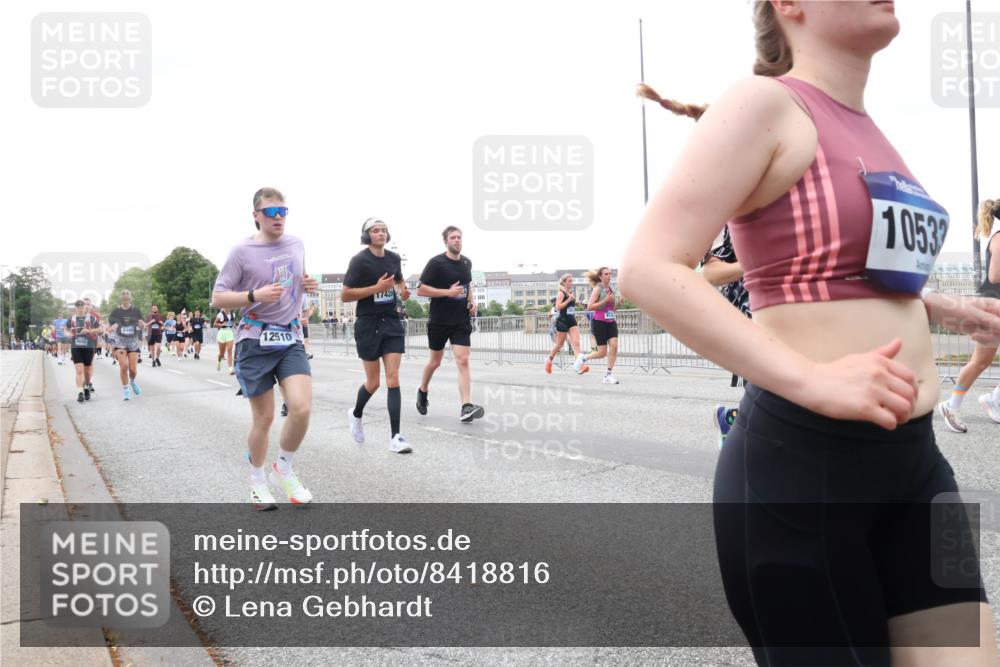 29.06.2025 - hella hamburg halbmarathon Lena Gebhardt http://msf.ph/oto/8418816 29.06.2025 10:52:10 Lombardsbrücke 12510, 17429, 1053, 1418, 1978, 3038, 3645, 3991, 4087, 4273, 4436, 4598, 4606, 4815, 5062, 5262, 5534, 6386, 6403, 6404, 6406, 6456, 6604, 6671, 6947, 6985, 7682, 7690, 7691, 7735, 7812, 8194, 8196, 8250, 8251, 8621, 9220, 9368, 9460, 9590, 9594, 9673, 9730, 9731, 10296, 10342, 10521, 10533, 10634, 10673, 10693, 10830, 10884, 11084, 11101, 11126, 11127, 11297, 11375, 11736, 11899, 11974, 12065, 12546, 12558 meine-sportfotos.de