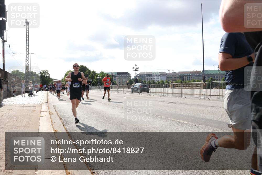 29.06.2025 - hella hamburg halbmarathon Lena Gebhardt http://msf.ph/oto/8418827 29.06.2025 09:51:22 Lombardsbrücke 02681, 1136, 1256, 1441, 1520, 1570, 1677, 1912, 1920, 1941, 1962, 2579, 2880, 2972, 3523, 3700, 3947, 4297, 4634, 4759, 4843, 4854, 4888, 4889, 4999, 5087, 5275, 5375, 5387, 5410, 6429, 6593, 6639, 6721, 6901, 7105, 7116, 7284, 7363, 7378, 7635, 7693, 7962, 8091, 8122, 8319, 8871, 8966, 9114, 9262, 9313, 9364, 9371, 9380, 9755, 9833, 9885, 10193, 10415, 10469, 10480, 10669, 11049, 11417, 11907, 11959, 12153, 14201 meine-sportfotos.de