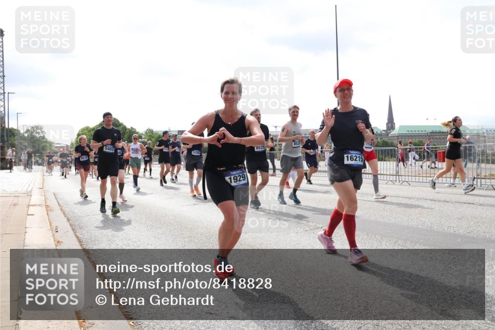 29.06.2025 - hella hamburg halbmarathon Lena Gebhardt http://msf.ph/oto/8418828 29.06.2025 10:42:37 Lombardsbrücke 5403, 8816, 14769, 1929, 8525, 8526, 16215, 1150, 1360, 1624, 1656, 1929, 1957, 1964, 1994, 2069, 2134, 2401, 2509, 2538, 2580, 2940, 2941, 3283, 3378, 3605, 3874, 4092, 4105, 4334, 4353, 4385, 4778, 4885, 4891, 4892, 5403, 5417, 5419, 5810, 6120, 6764, 6828, 6917, 7040, 7260, 7357, 7513, 7557, 7666, 8014, 8161, 8459, 8525, 8526, 8529, 8712, 8816, 9370, 9980, 10008, 10454, 10532, 10697, 11142, 11710, 12151, 12441, 13241 meine-sportfotos.de